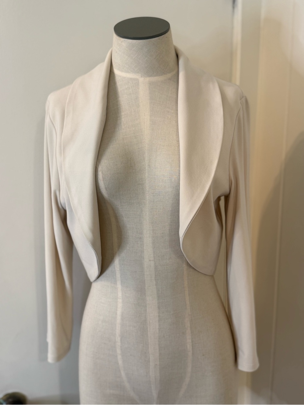 Frank Lyman Design Open-Front Cropped Jacket in Ivory Sz 8